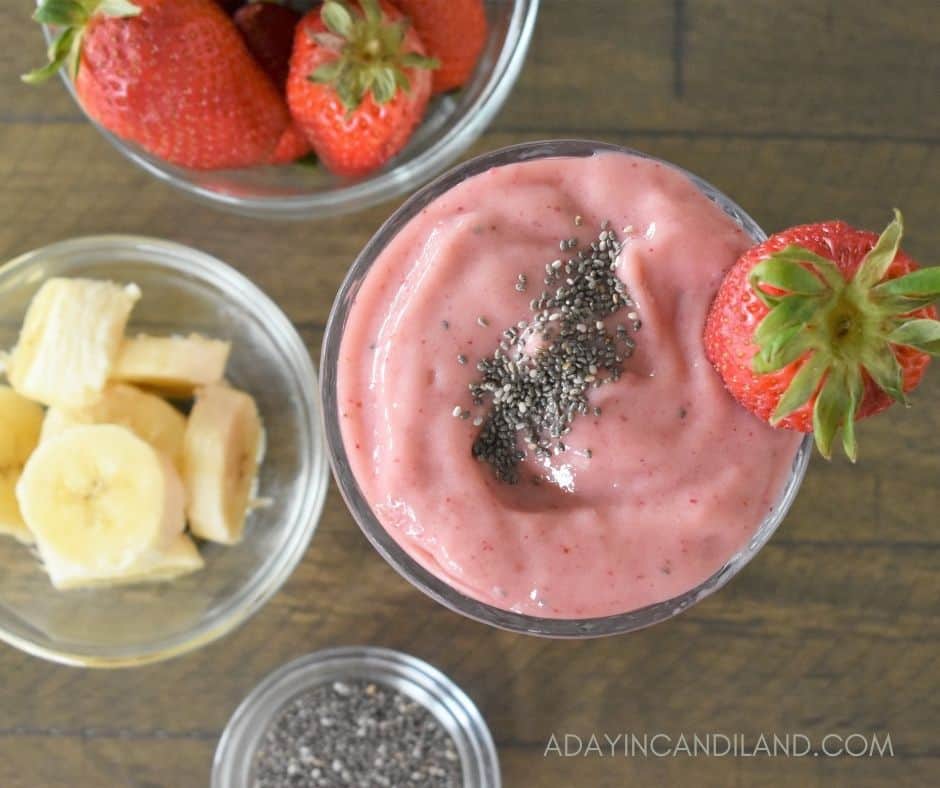 Chia superfood smoothie with sliced bananas 